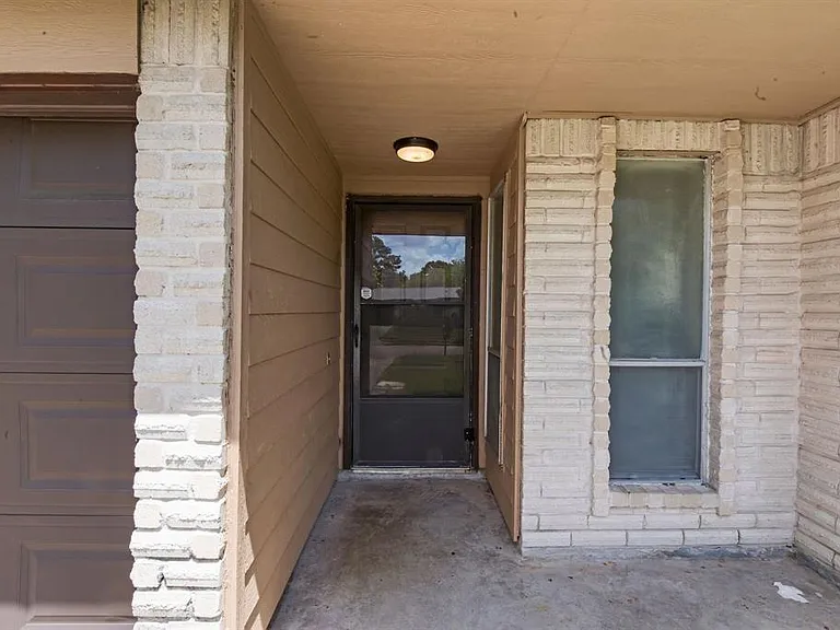9718 Shady Tree Ln — Photo 2