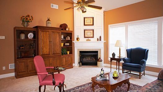 Open floorplan, gorgeous decorator features