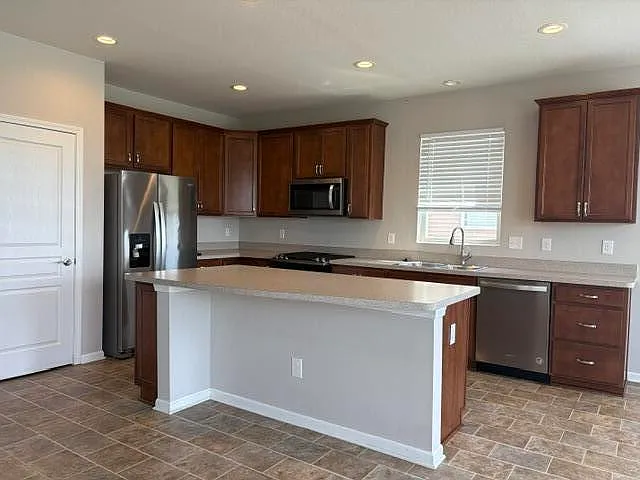 582 Ivyland St — Photo 3