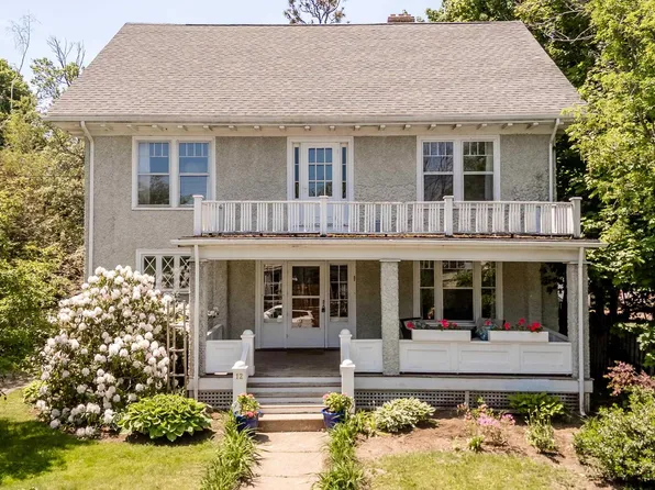 12 Linden Ave, Wolfville, NS B4P 2A3