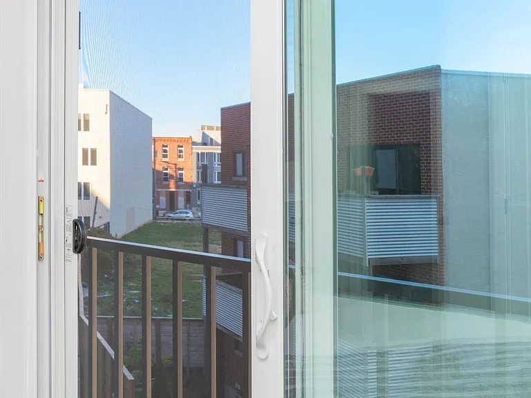 The Avenue — Photo 28