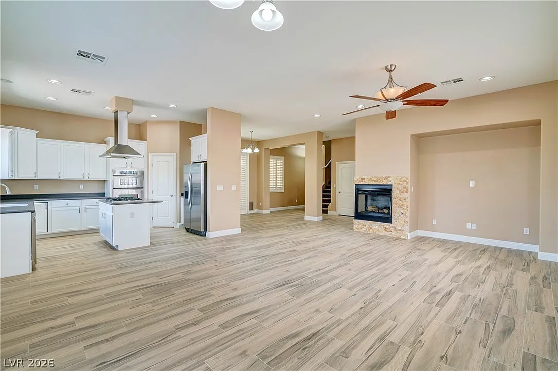 3 bed, 2.5 bath, 2817 sqft, $2,800 — Photo 3