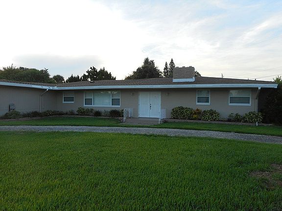 3rd image of 1221 Flagstone Dr