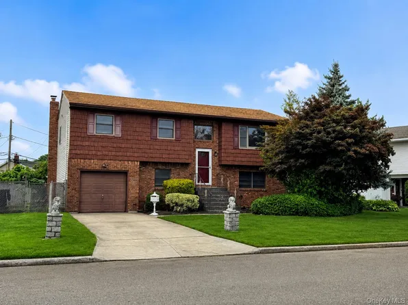 95 W Lake Drive, Lindenhurst, NY 11757