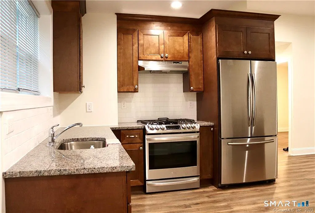 2 bed, 1.0 bath, 800 sqft, $1,800 — Photo 2