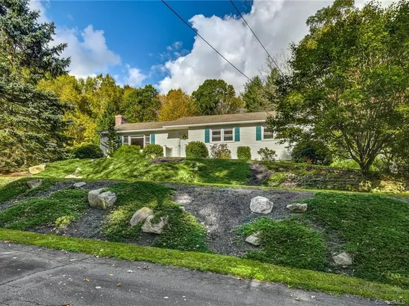 203 Hattertown Rd, Newtown, CT 06470
