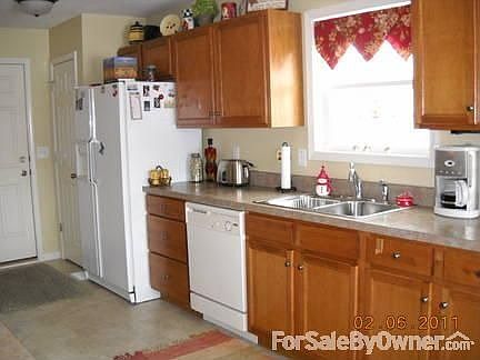 Kitchen : Spacious galley kitchen.lots of counter space. Pantry.