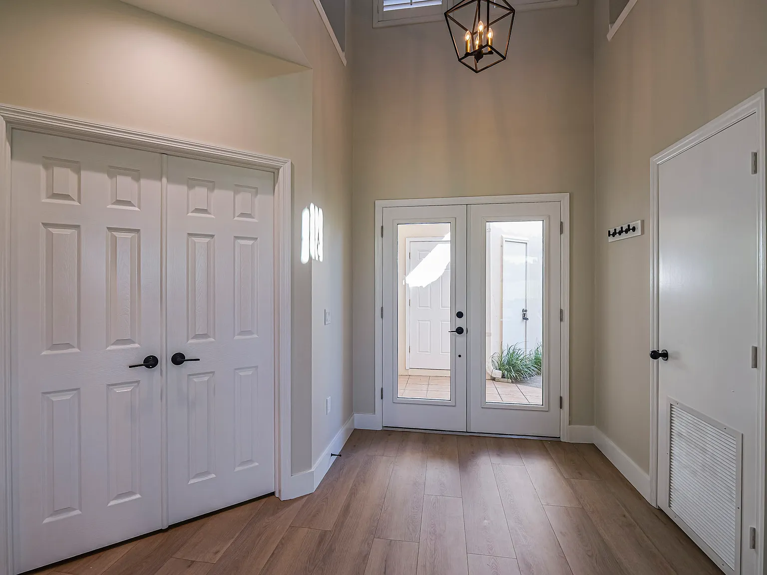 3 bed, 2.5 bath, 2026 sqft, $7,000 — Photo 2