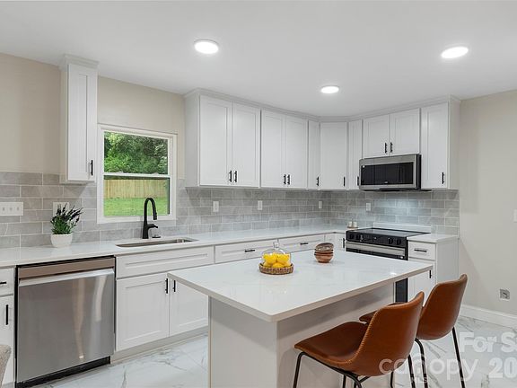 3rd image of 3900 Colebrook Rd