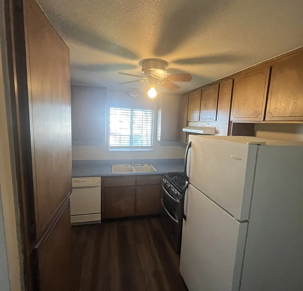 3 bed, 2.0 bath, 1040 sqft, $2,000 — Photo 2