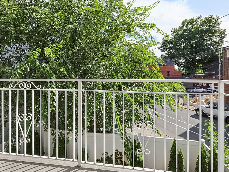 131 Zabriskie St — Photo 37