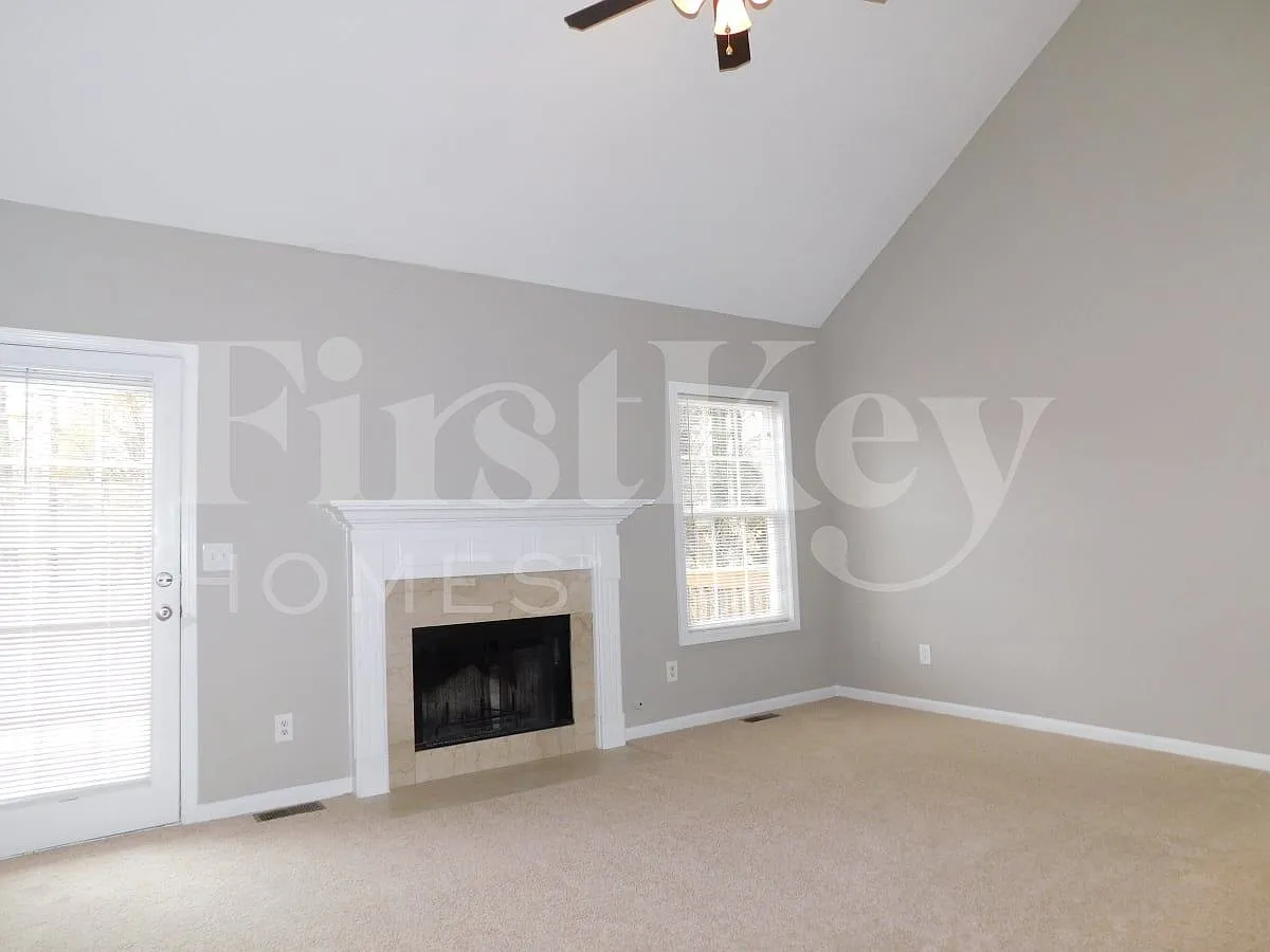 5 bed, 3.0 bath, 2218 sqft, $2,780 — Photo 2
