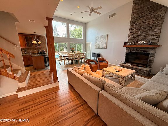 5th image of 7 Carole Dr