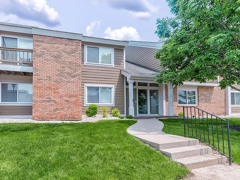 Exterior Apartment Building at Somerset Lakes