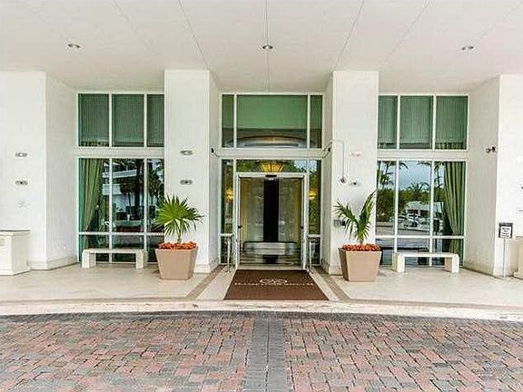 2nd image of 20201 E Country Club Dr APT 1710