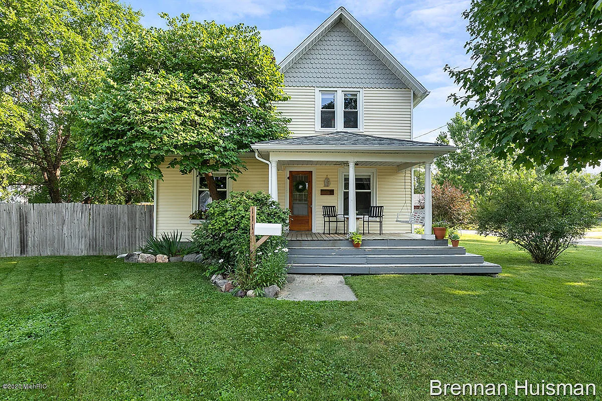 111 E Mark St photo 1