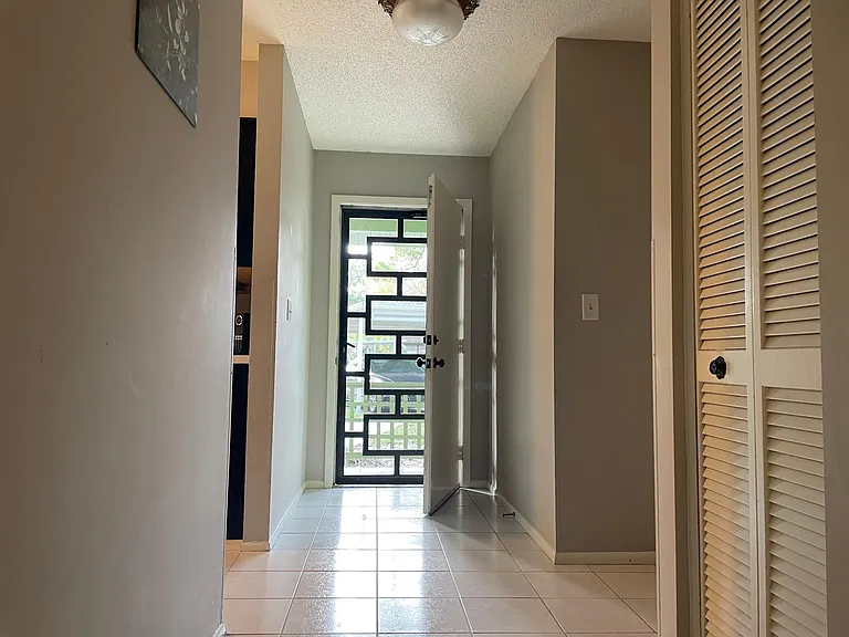 5080 Barrington Cir — Photo 3