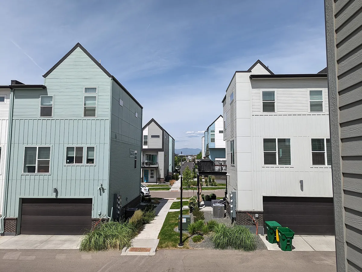 Building Photo - 1621 W 67th Cir