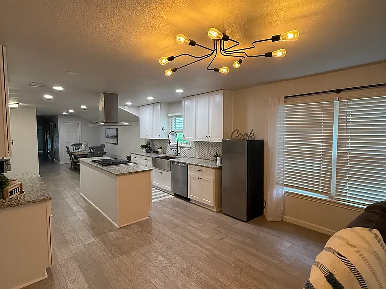 1428 Lee St — Photo 3