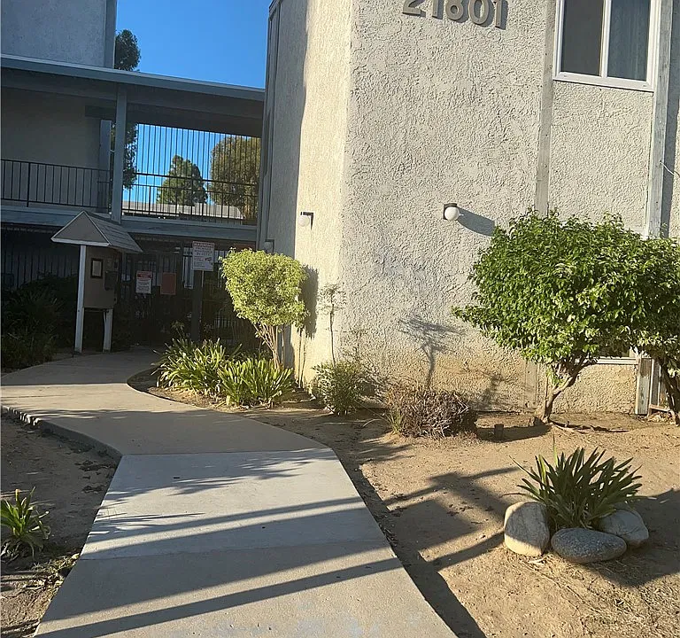 21801 Roscoe Blvd