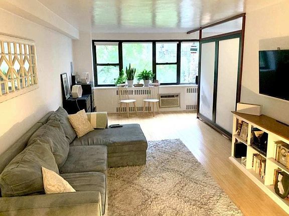 4th image of 110 E 36th St #6DD