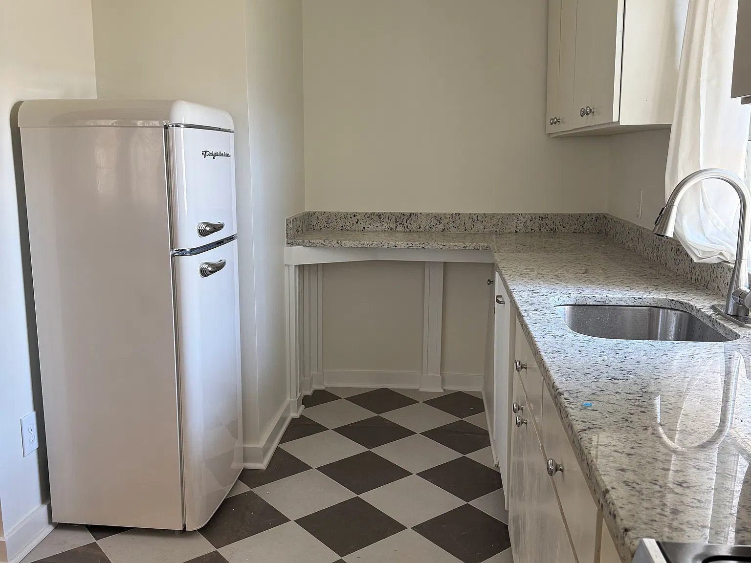2 bed, 750 sqft, $3,000 — Photo 2