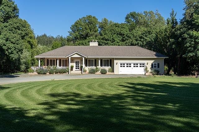 Secluded house on private horse ranch and vineyard. Large lawn welcomes you to one-level, 3 bedroom country house.