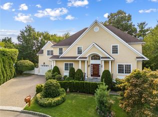 7 Mill Pond Ln, New Rochelle, NY 10805