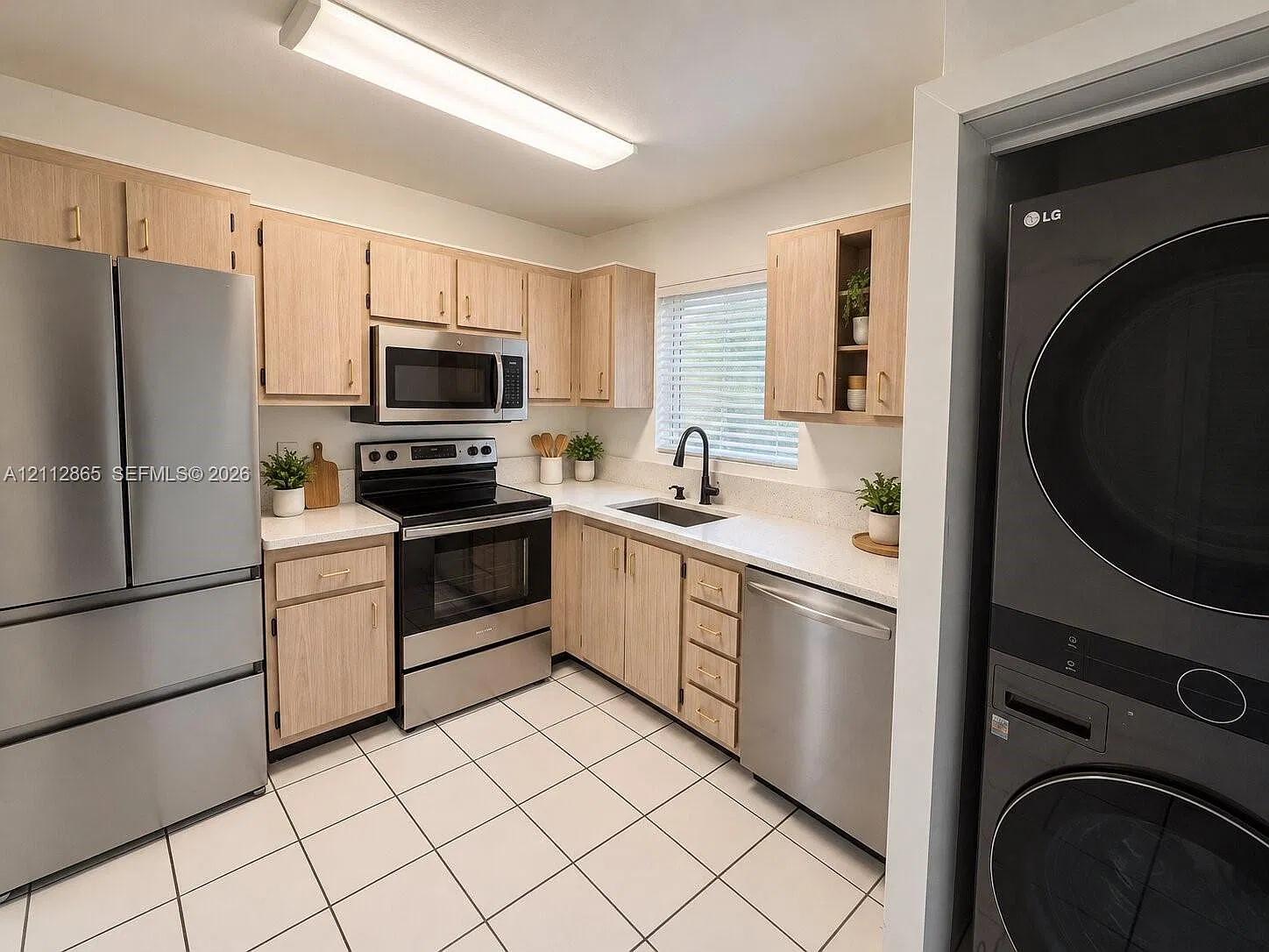 2 bed, 2.0 bath, 5724 sqft, $2,100 — Photo 3