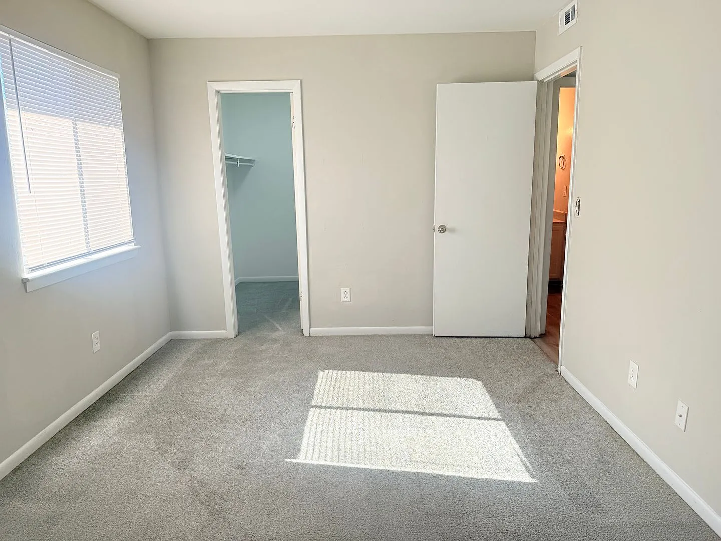 Large 2 bedroom! Move in Special — Photo 4