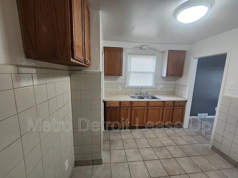 19419 Westphalia St — Photo 5