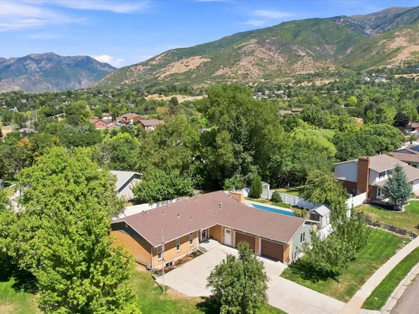 2407 E Country Oaks Dr, Layton, UT 84040