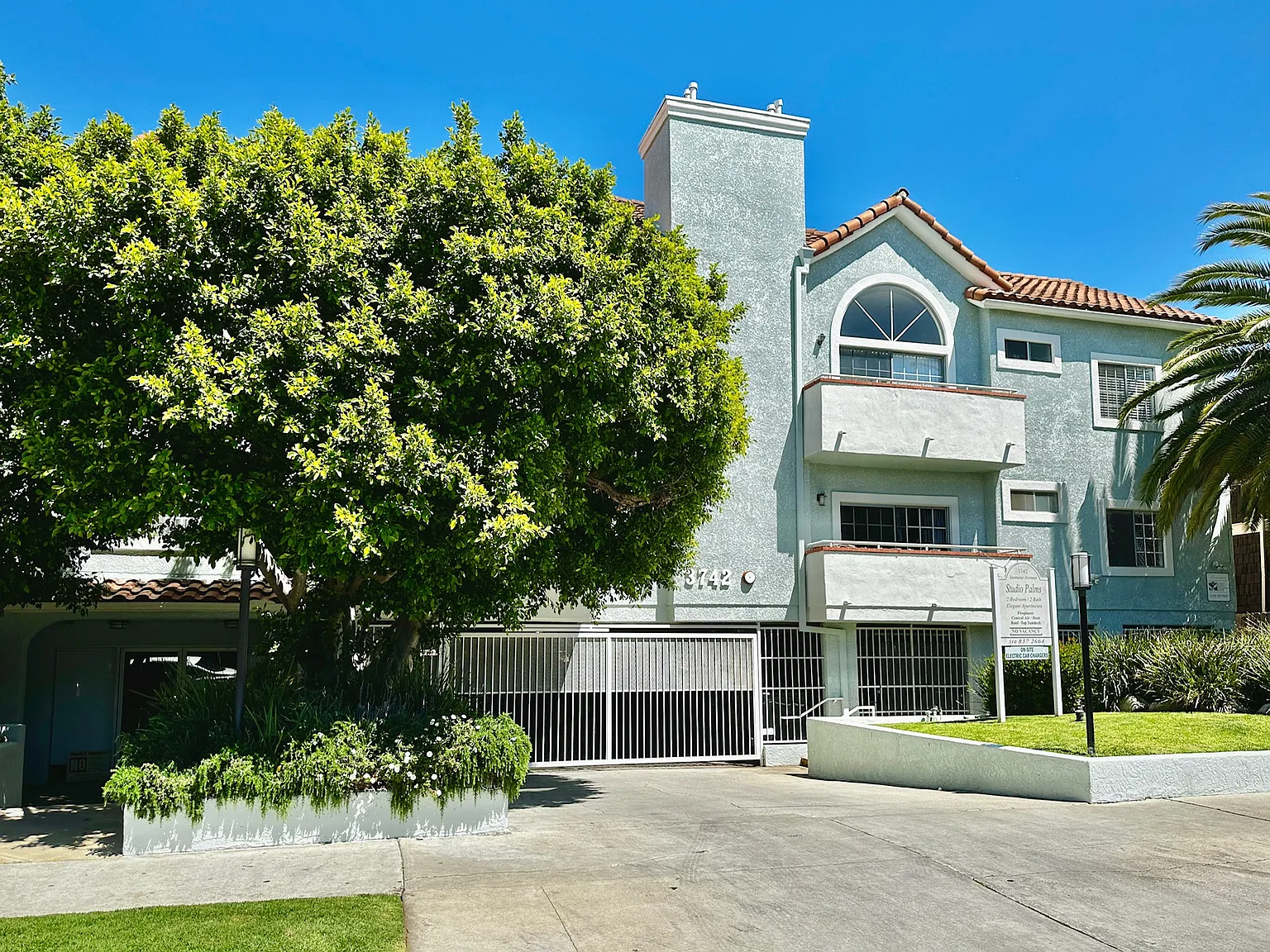 Studio Palms Apartments — Photo 1