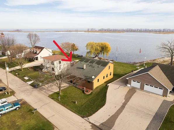 2398 Longtail Beach Ln, Suamico, WI 54173