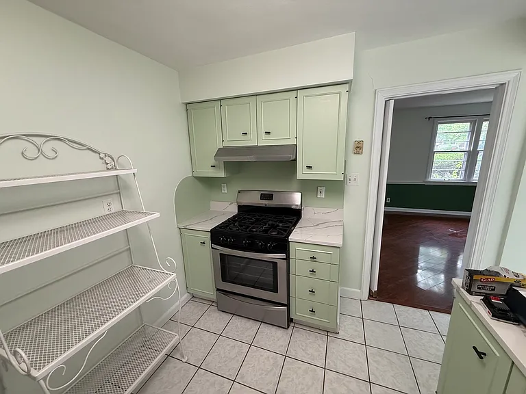 1046 Glenbrook Ave — Photo 3
