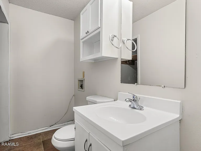 115 Woodworth Ln #F — Photo 5