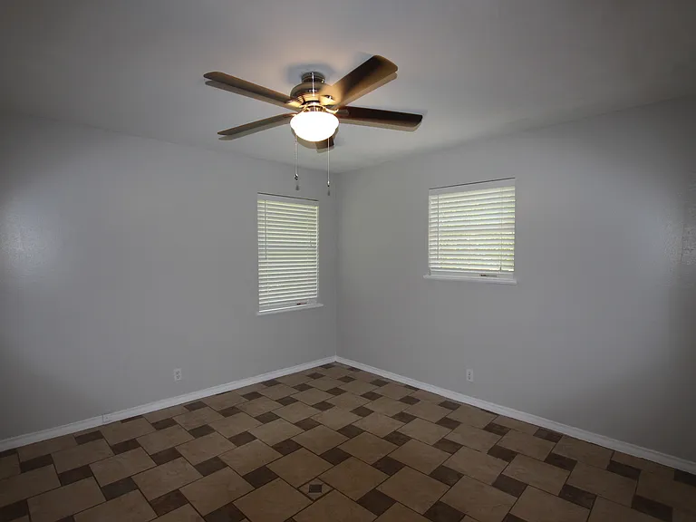 2930 Williamsburg Dr — Photo 17