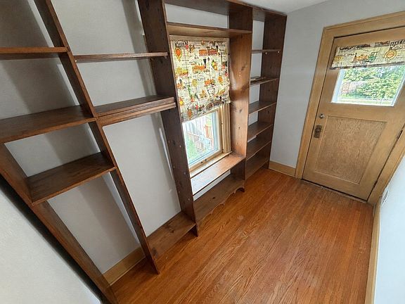 3rd image of 907 W 5th St