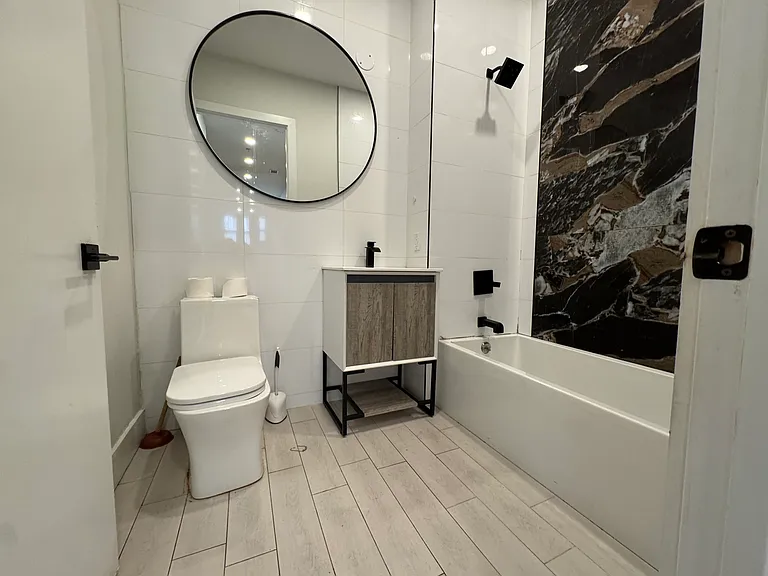 71 Court House Pl #1R — Photo 6