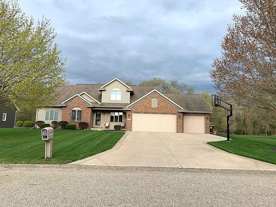 1st image of 902 E Bluff Ct