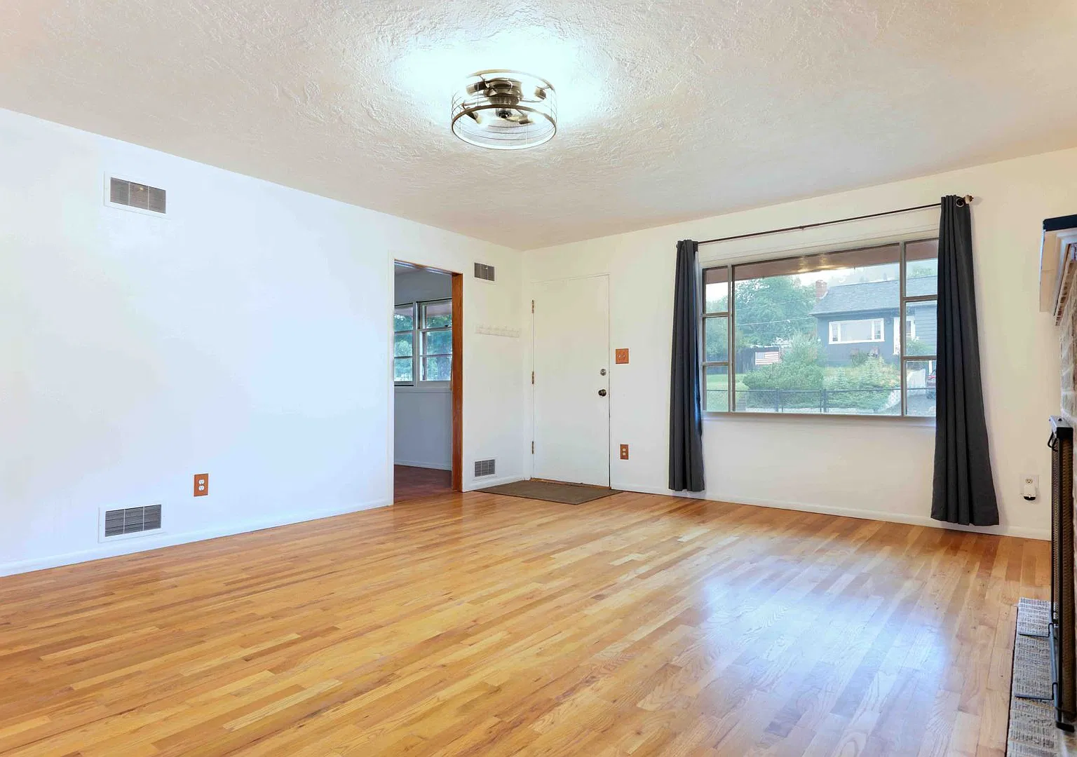 2 Bed 1 Bath House with Fully Fenced in Yard and Detected garage! — Photo 4