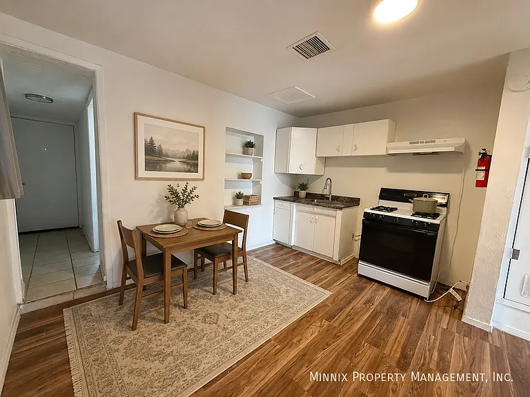 1526 E Yandell Dr #1 — Photo 2