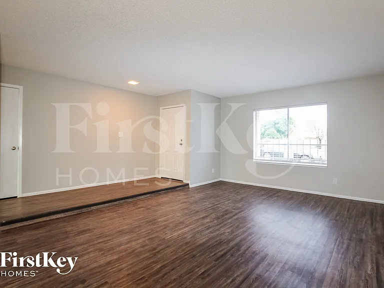 16412 N 49th Dr — Photo 2