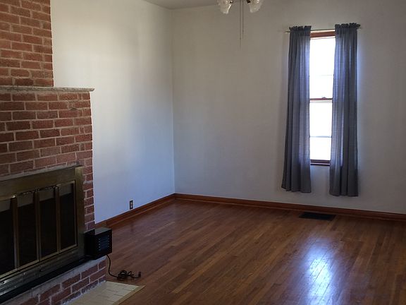 living room w/fireplace