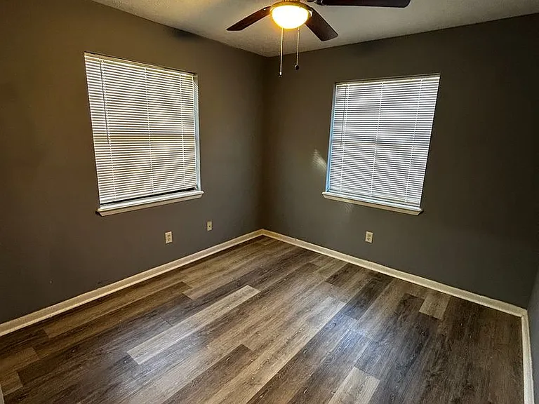 1007 W 11th Ct — Photo 12