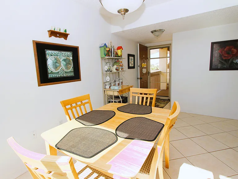 Dinette area - view 2