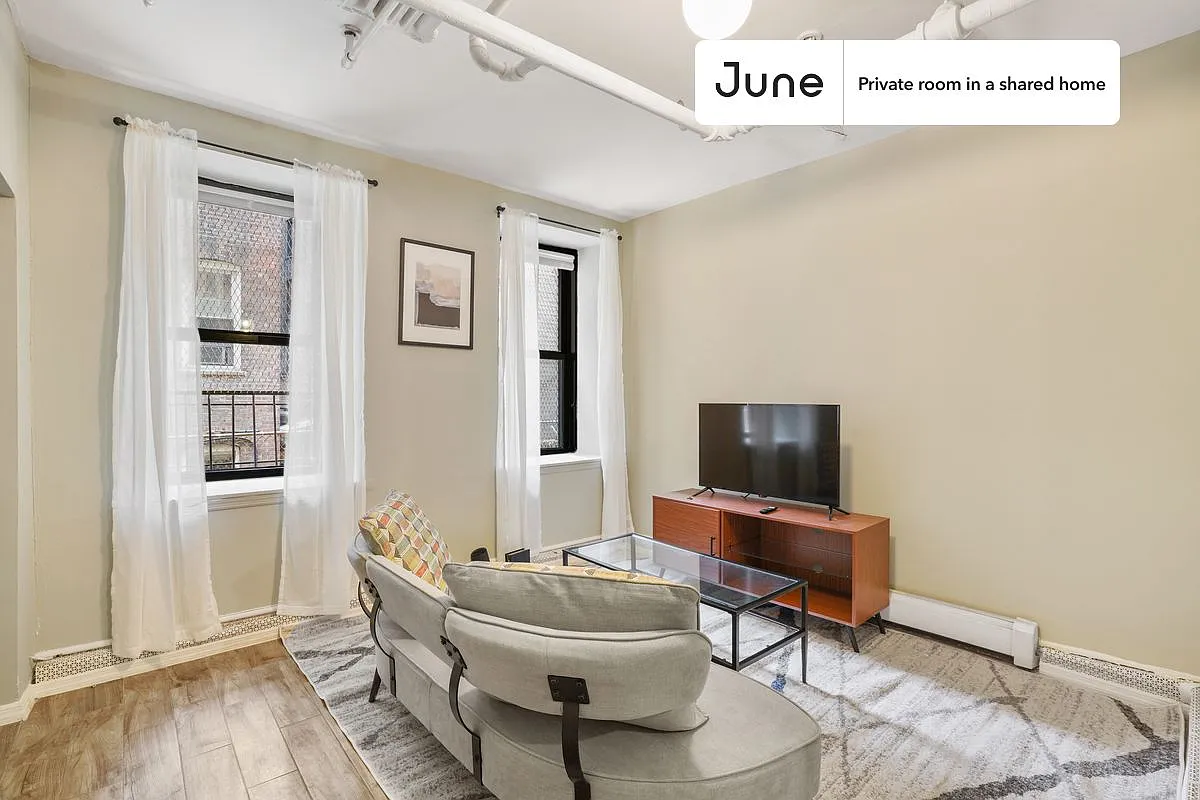 Queen bedroom in 3 bed/2 bath home in Morningside Heights #891 B — Photo 3