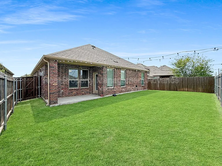 2912 Log Cabin Dr — Photo 2