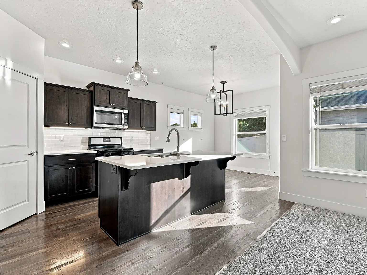 3 bed, 1335 sqft, $2,400 — Photo 3