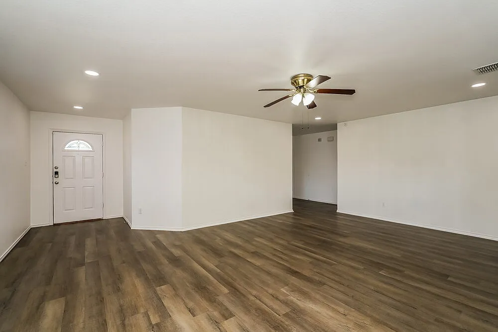 3 bed, 2.0 bath, 1507 sqft, $2,045 — Photo 3